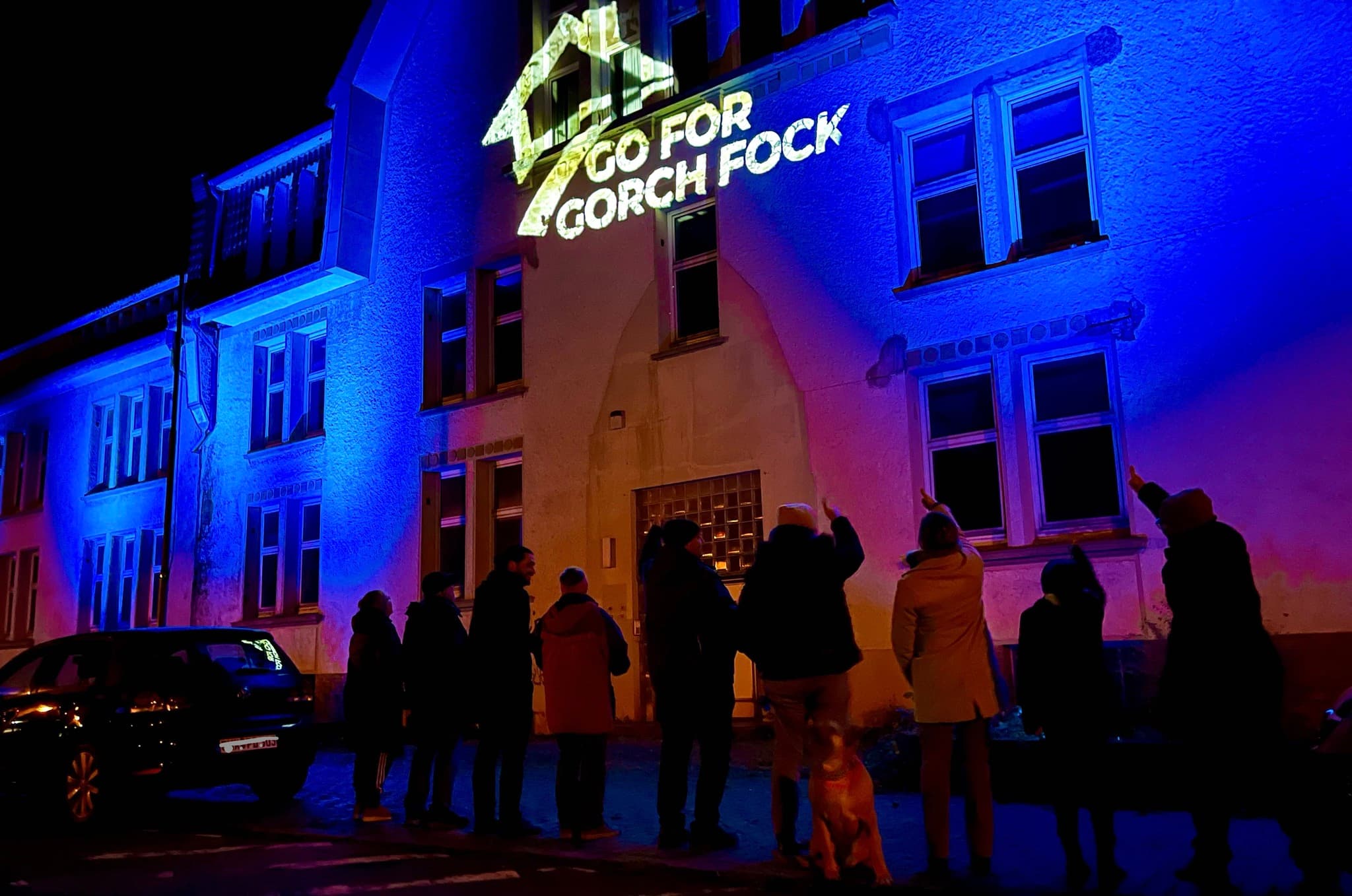 Initiative Go for Gorch Fock vor dem Gebäude